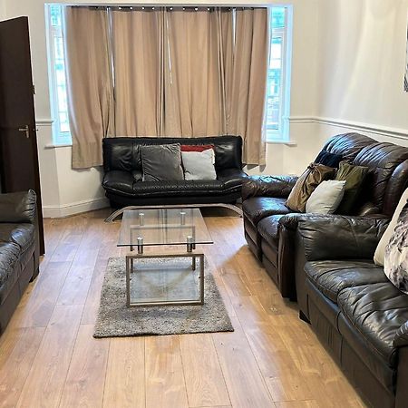 London Luxury 5 Bedroom House 2 Min Walk To The Tube Station ดาเกนแนม ภายนอก รูปภาพ