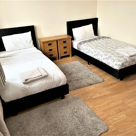 London Luxury 5 Bedroom House 2 Min Walk To The Tube Station ดาเกนแนม ภายนอก รูปภาพ