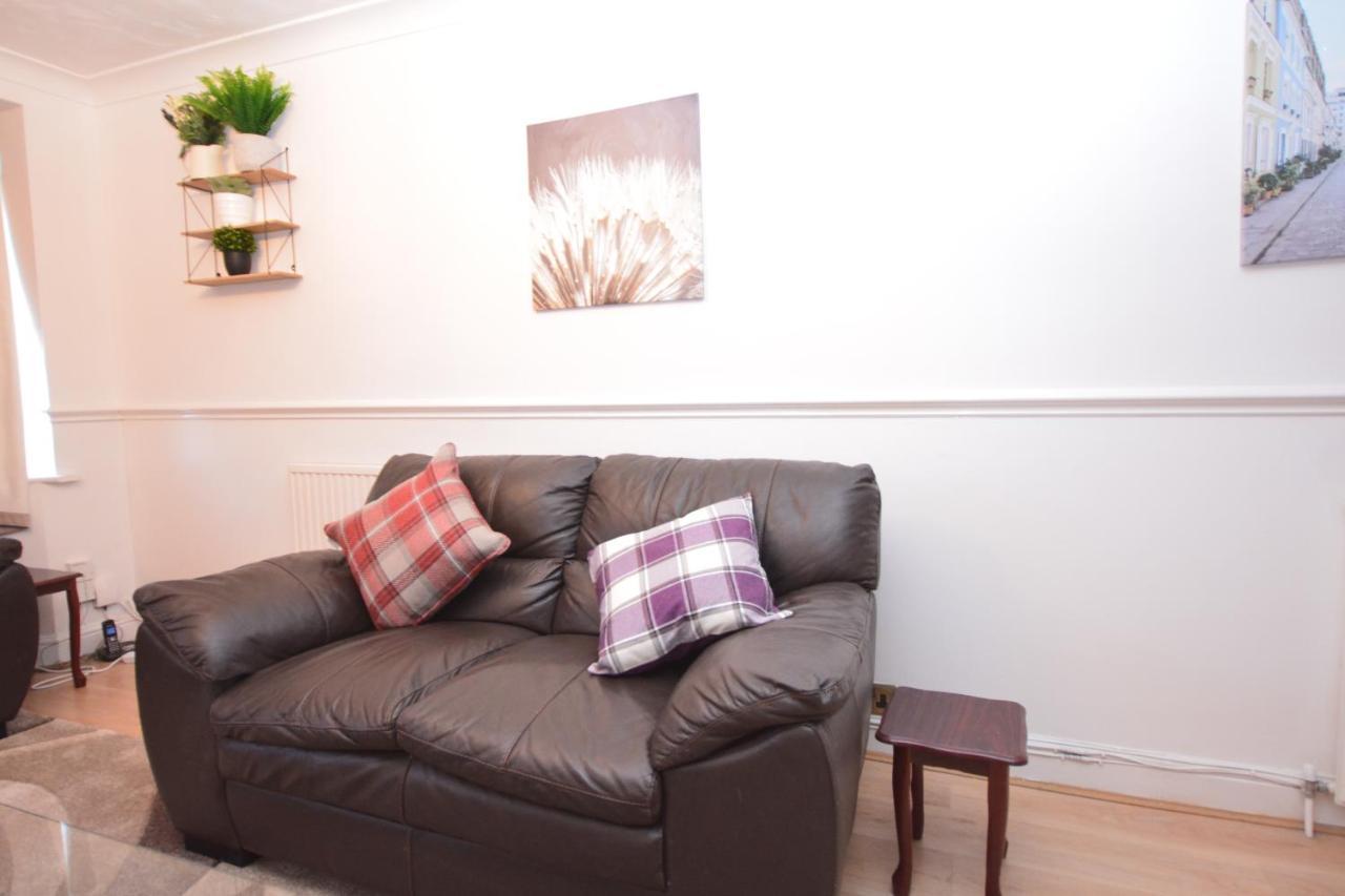 London Luxury 5 Bedroom House 2 Min Walk To The Tube Station ดาเกนแนม ภายนอก รูปภาพ