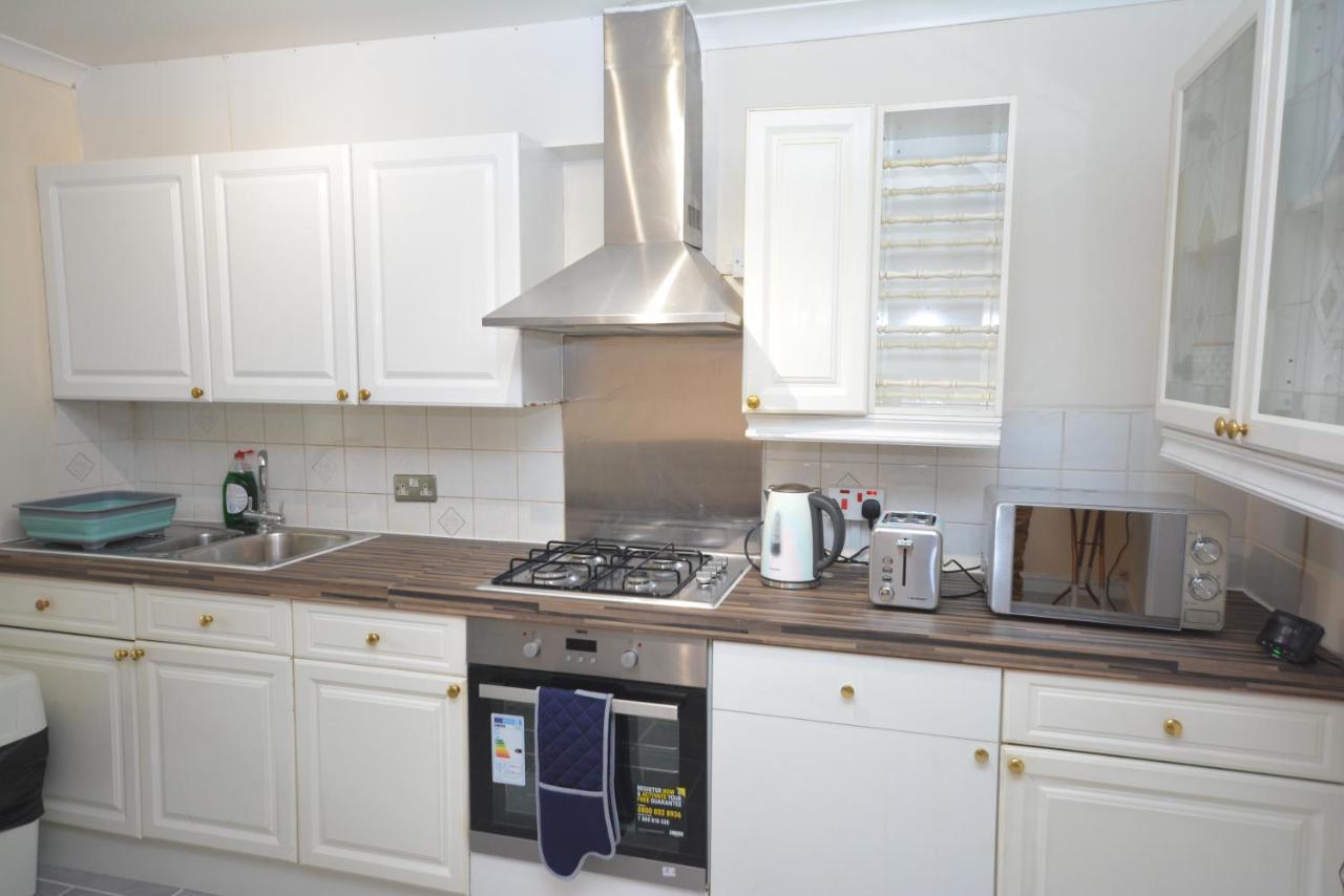 London Luxury 5 Bedroom House 2 Min Walk To The Tube Station ดาเกนแนม ภายนอก รูปภาพ