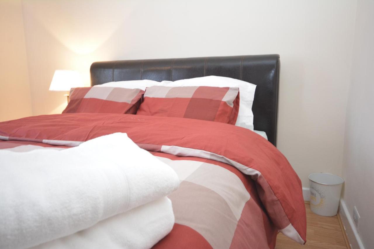 London Luxury 5 Bedroom House 2 Min Walk To The Tube Station ดาเกนแนม ภายนอก รูปภาพ