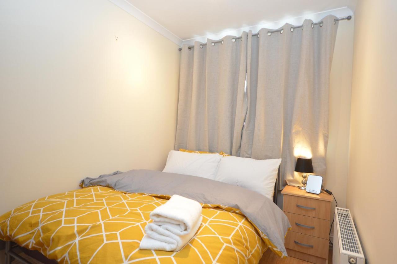 London Luxury 5 Bedroom House 2 Min Walk To The Tube Station ดาเกนแนม ภายนอก รูปภาพ