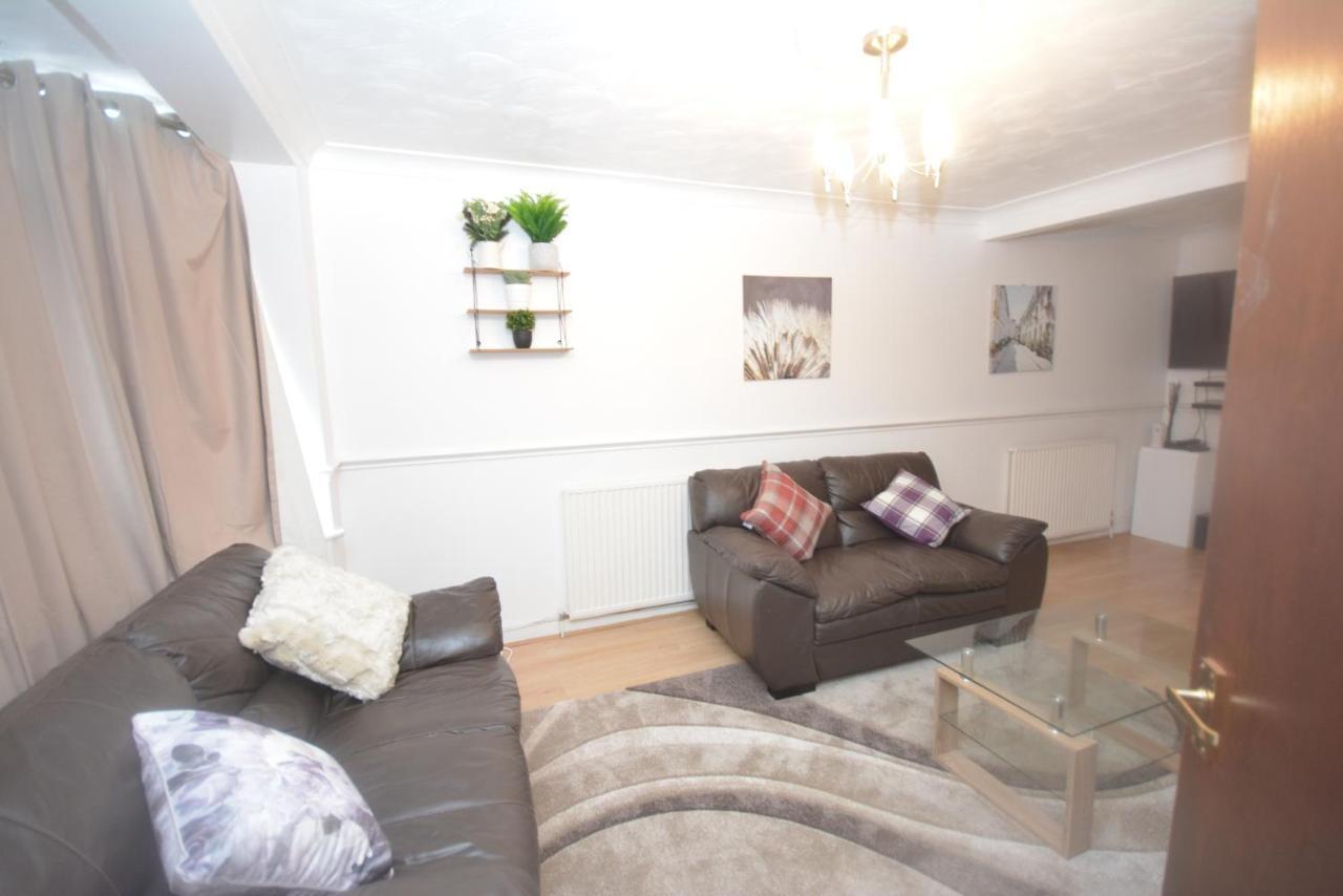 London Luxury 5 Bedroom House 2 Min Walk To The Tube Station ดาเกนแนม ภายนอก รูปภาพ