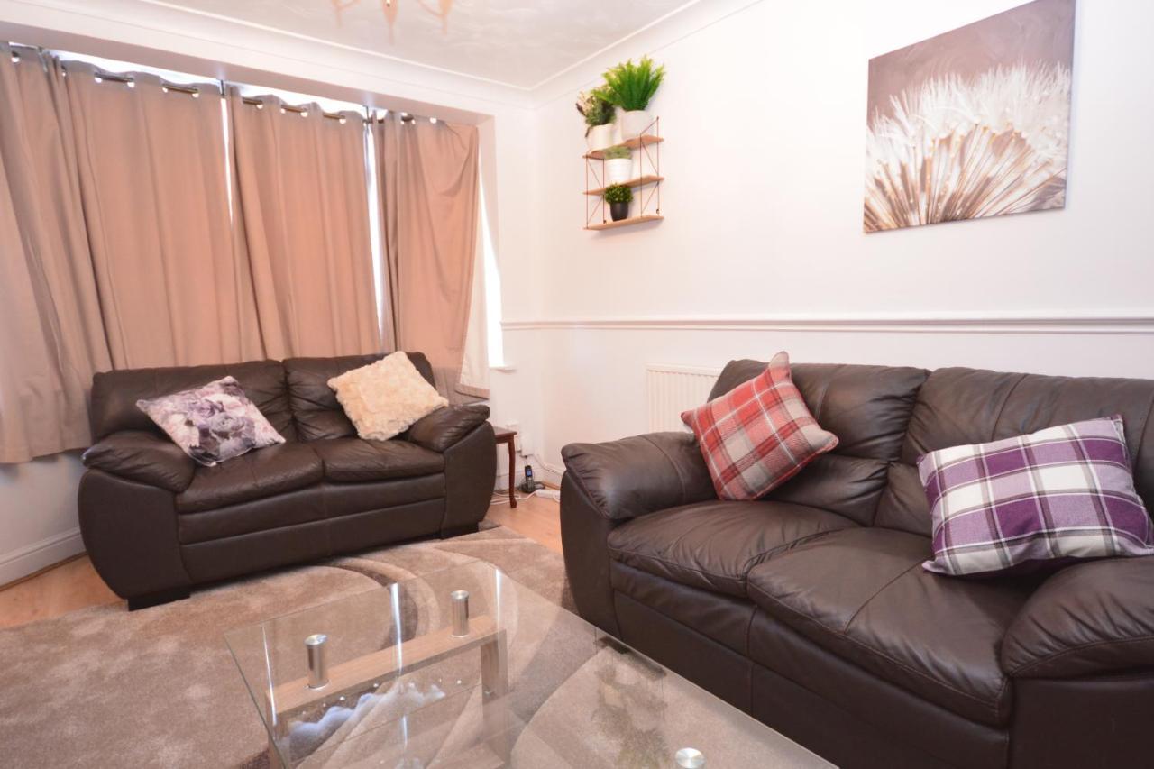 London Luxury 5 Bedroom House 2 Min Walk To The Tube Station ดาเกนแนม ภายนอก รูปภาพ