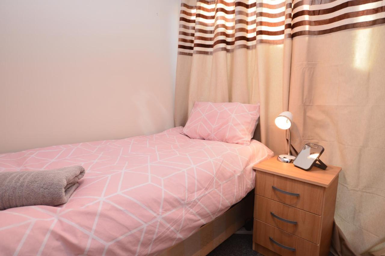 London Luxury 5 Bedroom House 2 Min Walk To The Tube Station ดาเกนแนม ภายนอก รูปภาพ