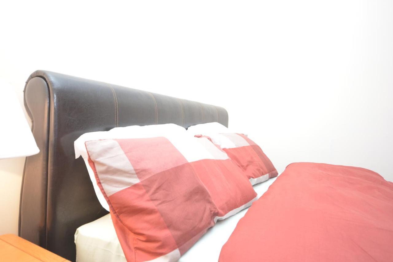 London Luxury 5 Bedroom House 2 Min Walk To The Tube Station ดาเกนแนม ภายนอก รูปภาพ
