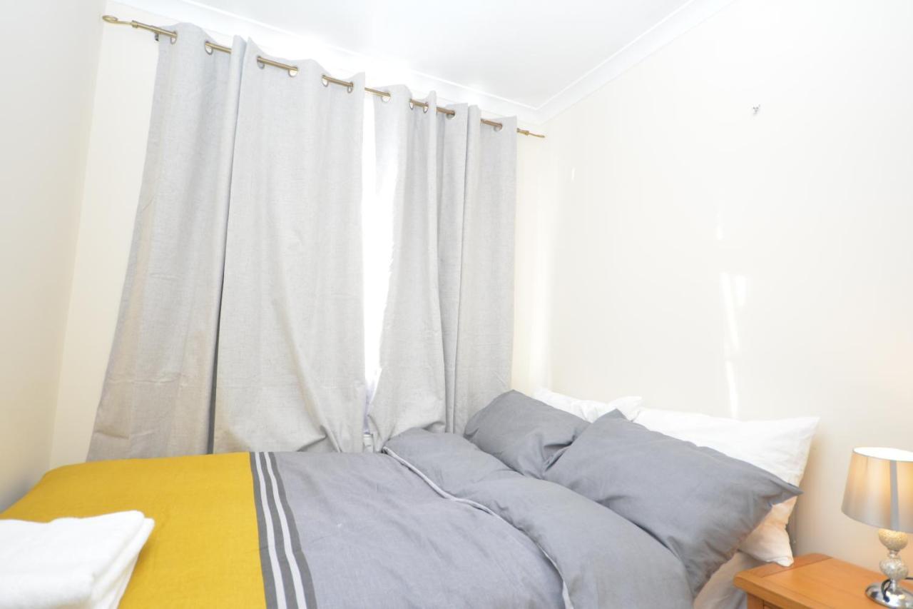 London Luxury 5 Bedroom House 2 Min Walk To The Tube Station ดาเกนแนม ภายนอก รูปภาพ