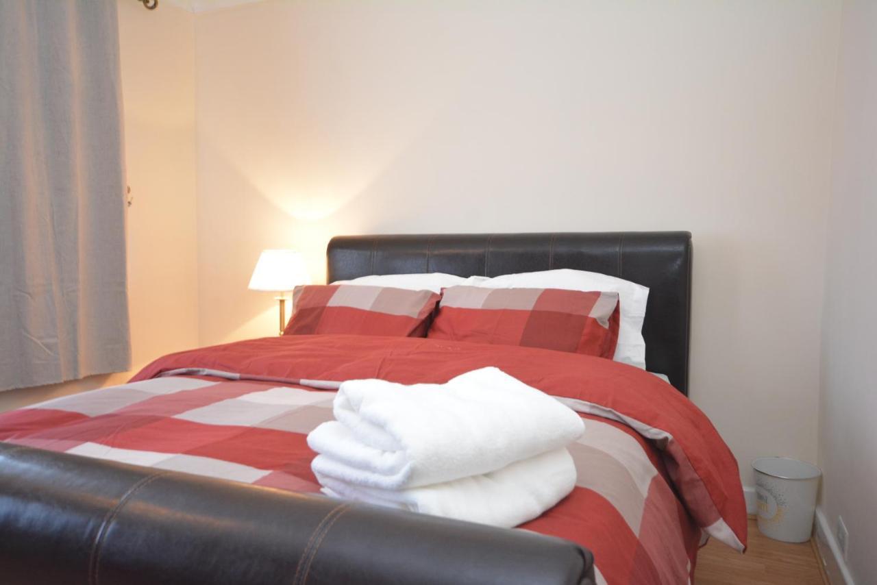London Luxury 5 Bedroom House 2 Min Walk To The Tube Station ดาเกนแนม ภายนอก รูปภาพ