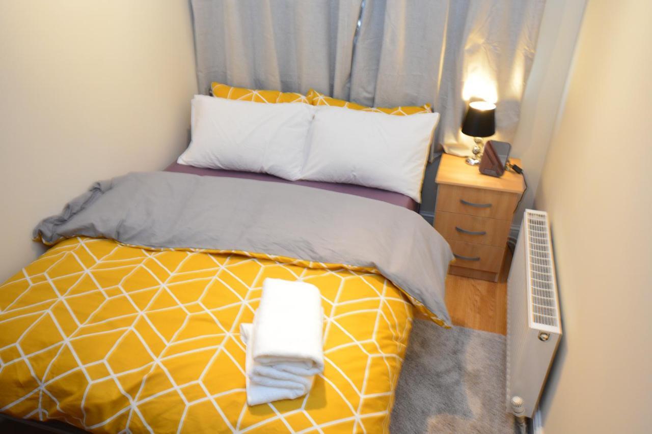 London Luxury 5 Bedroom House 2 Min Walk To The Tube Station ดาเกนแนม ภายนอก รูปภาพ