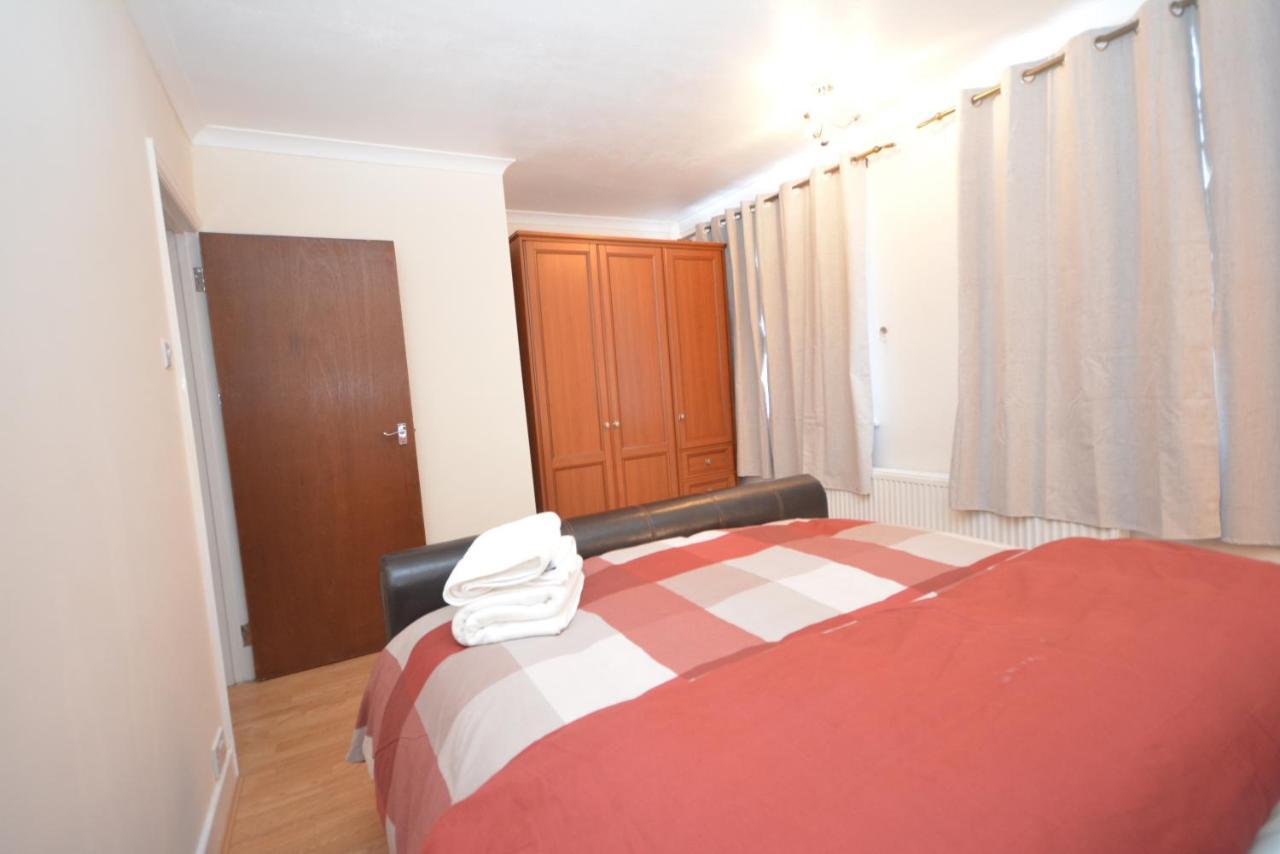 London Luxury 5 Bedroom House 2 Min Walk To The Tube Station ดาเกนแนม ภายนอก รูปภาพ