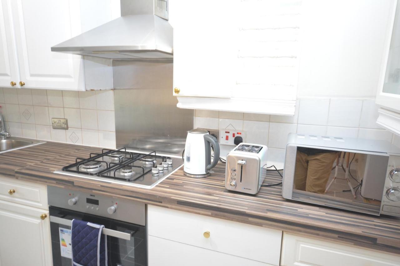London Luxury 5 Bedroom House 2 Min Walk To The Tube Station ดาเกนแนม ภายนอก รูปภาพ
