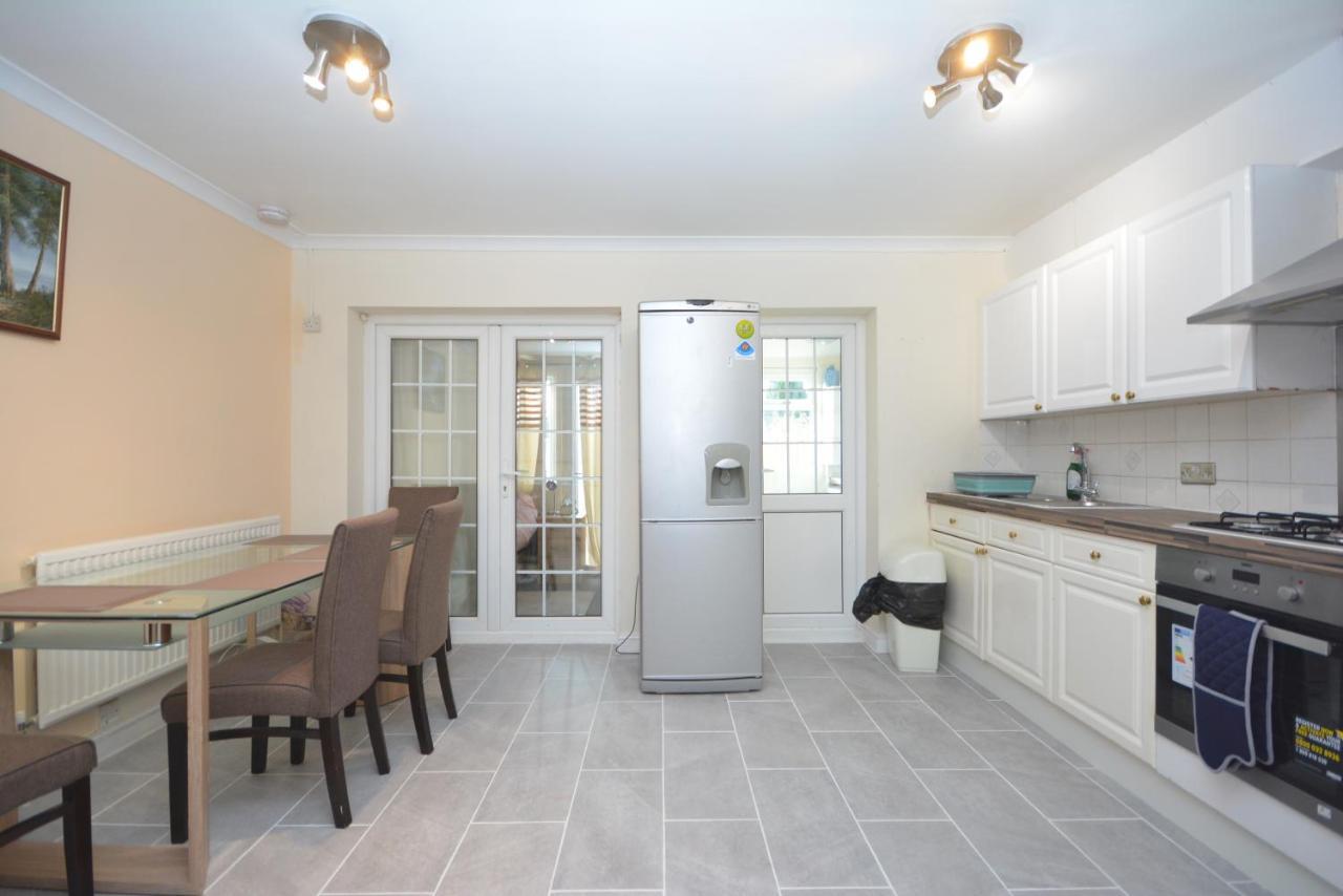 London Luxury 5 Bedroom House 2 Min Walk To The Tube Station ดาเกนแนม ภายนอก รูปภาพ