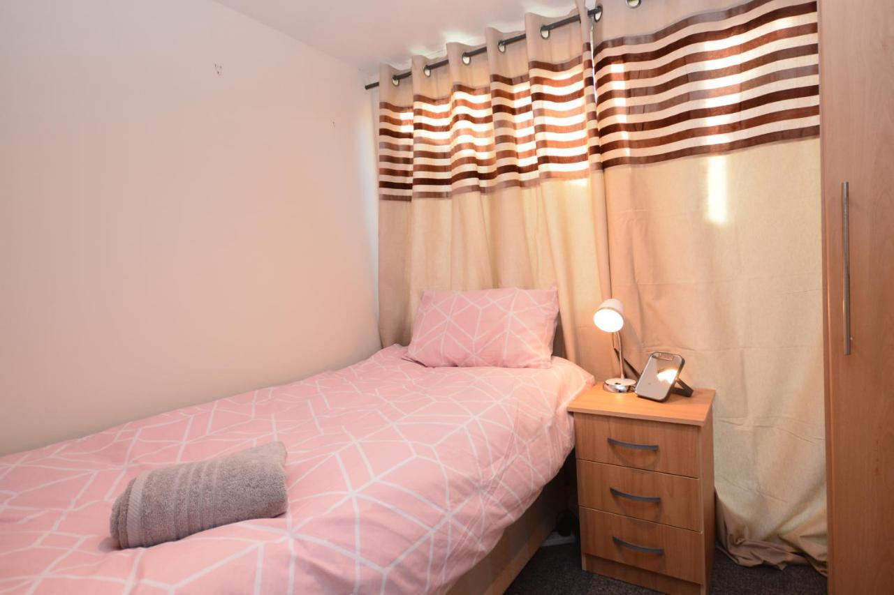London Luxury 5 Bedroom House 2 Min Walk To The Tube Station ดาเกนแนม ภายนอก รูปภาพ