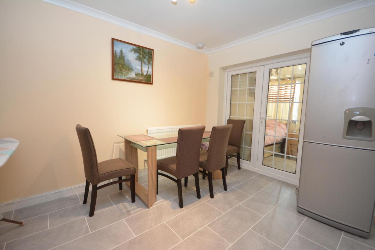 London Luxury 5 Bedroom House 2 Min Walk To The Tube Station ดาเกนแนม ภายนอก รูปภาพ