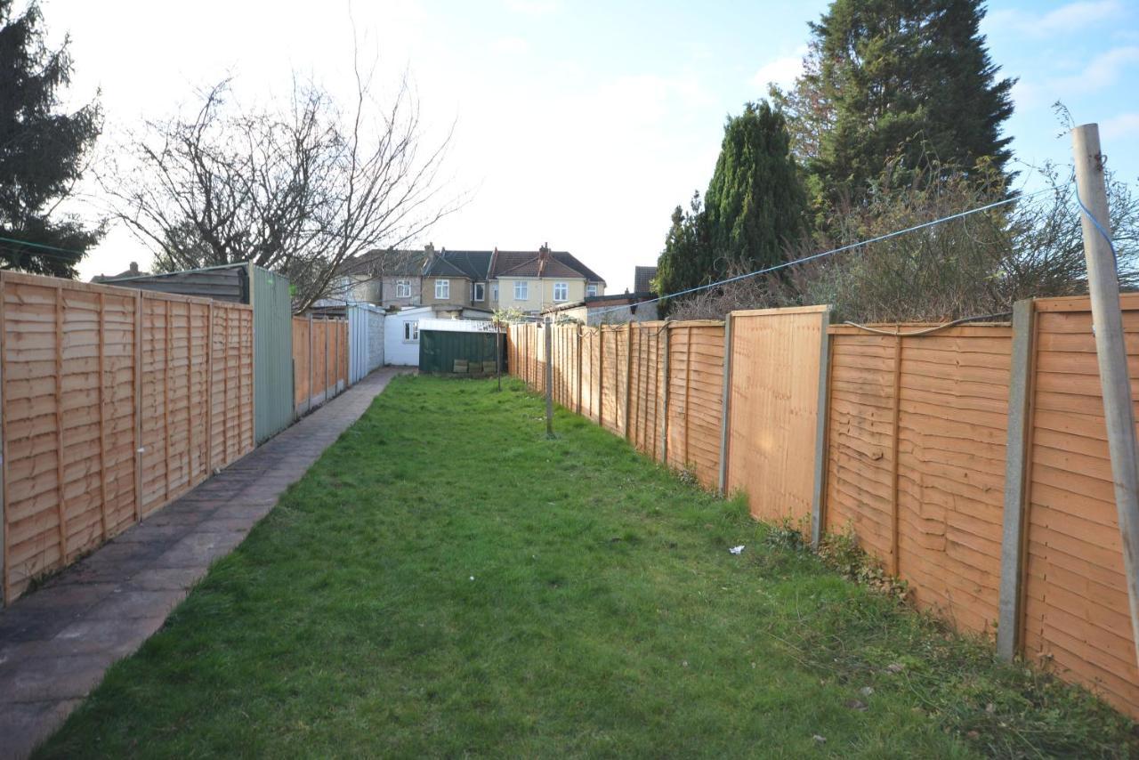 London Luxury 5 Bedroom House 2 Min Walk To The Tube Station ดาเกนแนม ภายนอก รูปภาพ