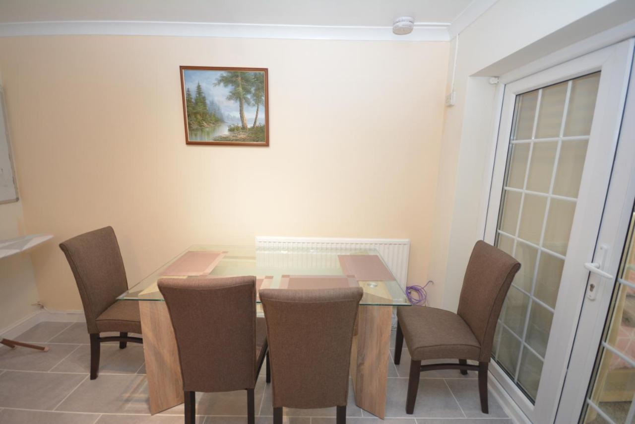 London Luxury 5 Bedroom House 2 Min Walk To The Tube Station ดาเกนแนม ภายนอก รูปภาพ