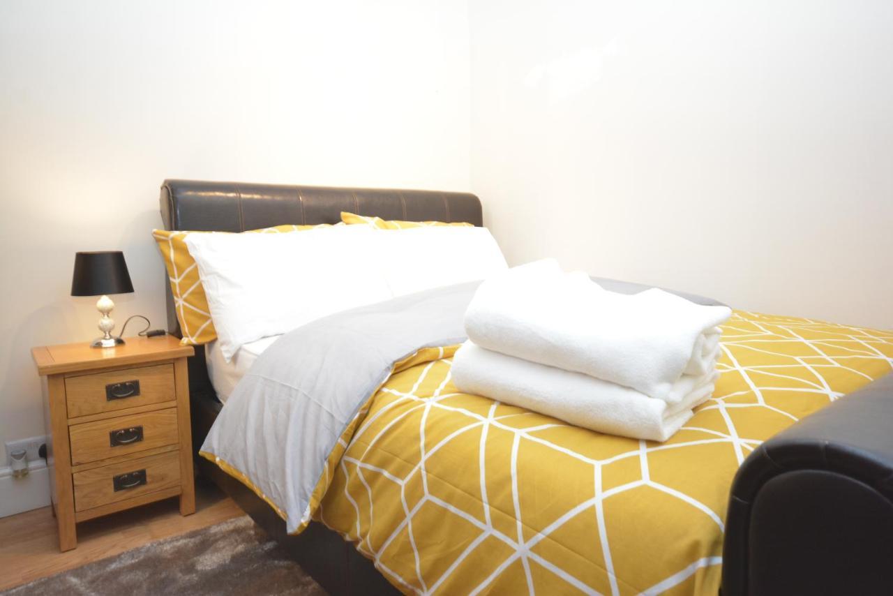 London Luxury 5 Bedroom House 2 Min Walk To The Tube Station ดาเกนแนม ภายนอก รูปภาพ