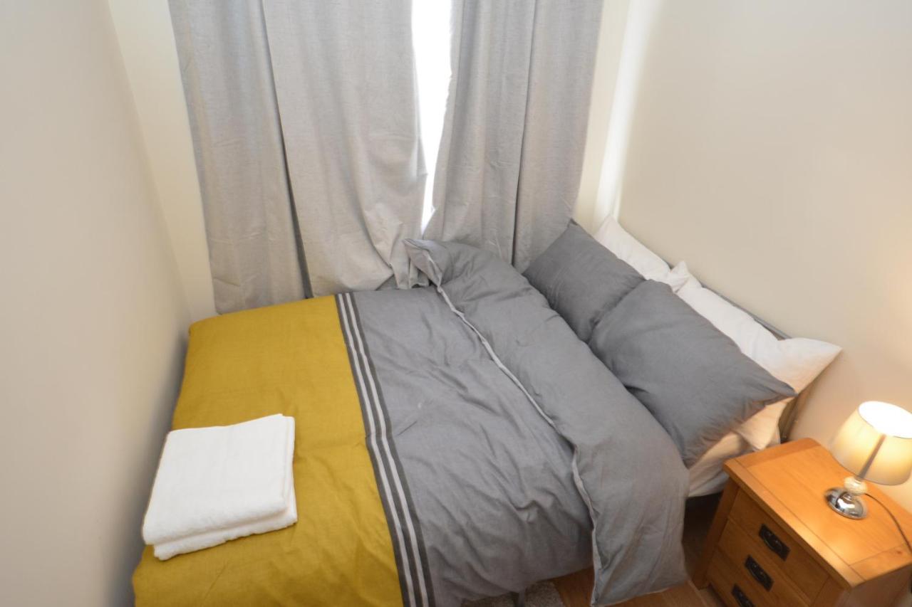 London Luxury 5 Bedroom House 2 Min Walk To The Tube Station ดาเกนแนม ภายนอก รูปภาพ