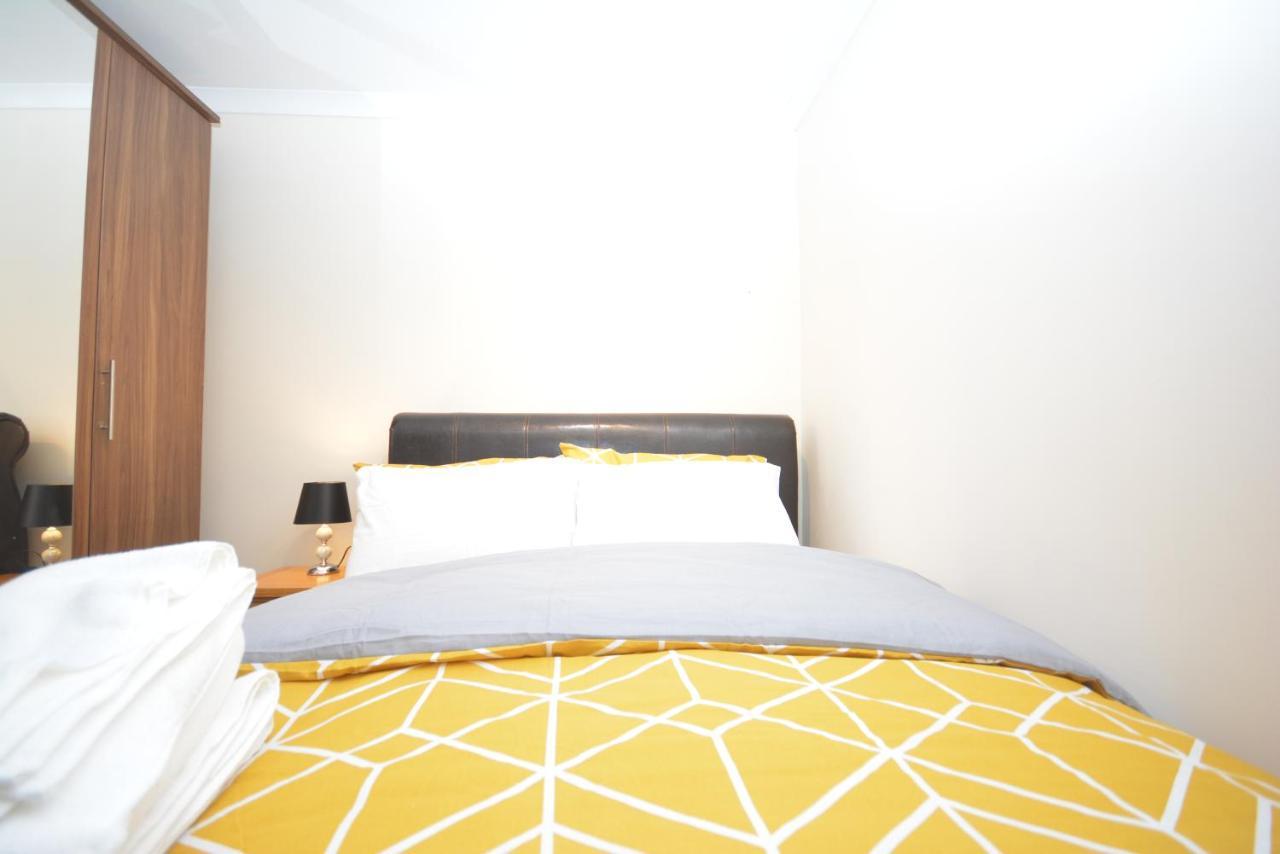 London Luxury 5 Bedroom House 2 Min Walk To The Tube Station ดาเกนแนม ภายนอก รูปภาพ