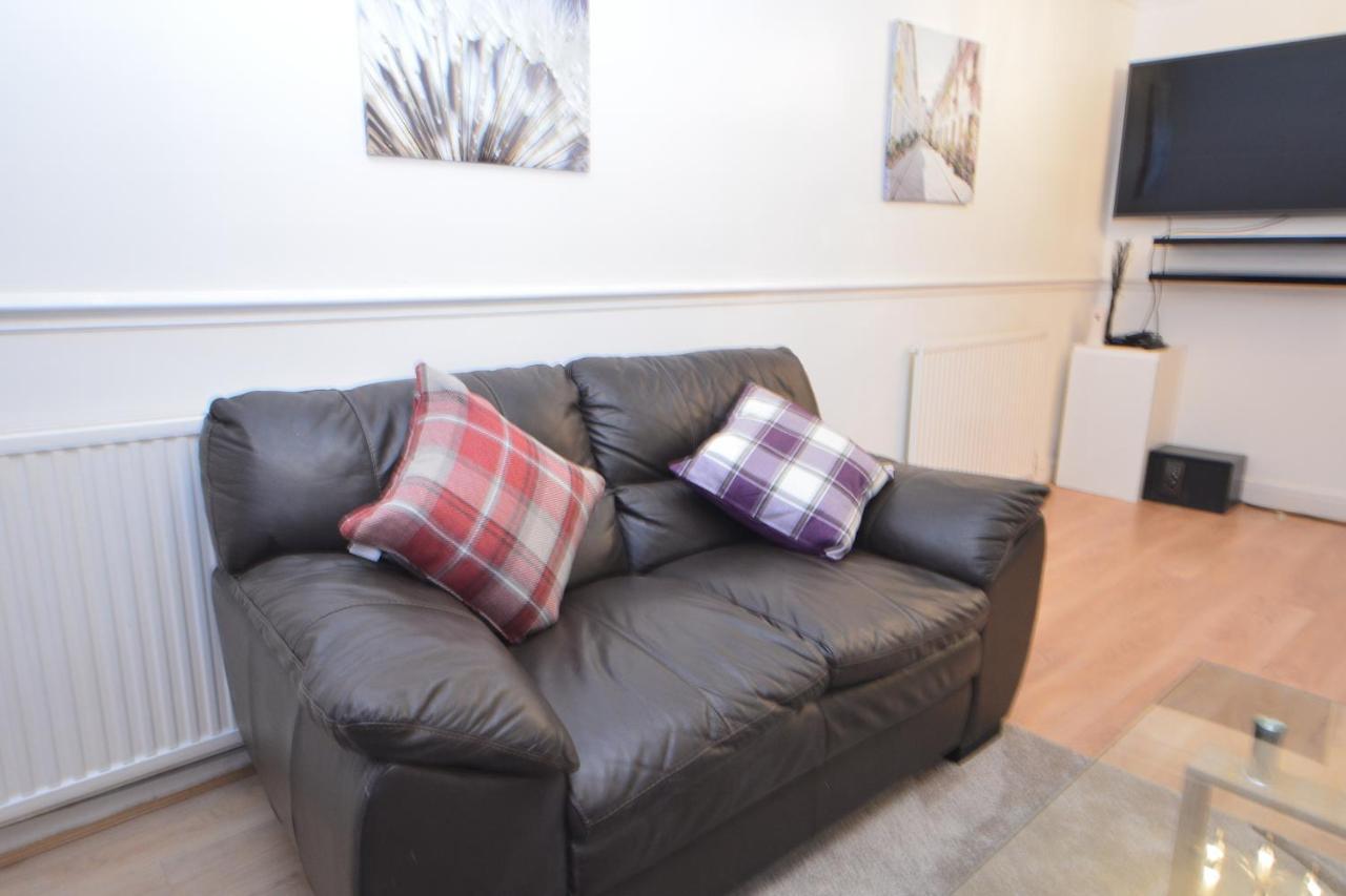 London Luxury 5 Bedroom House 2 Min Walk To The Tube Station ดาเกนแนม ภายนอก รูปภาพ