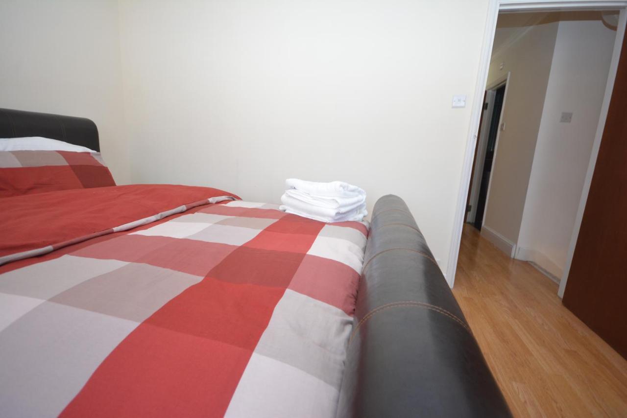 London Luxury 5 Bedroom House 2 Min Walk To The Tube Station ดาเกนแนม ภายนอก รูปภาพ