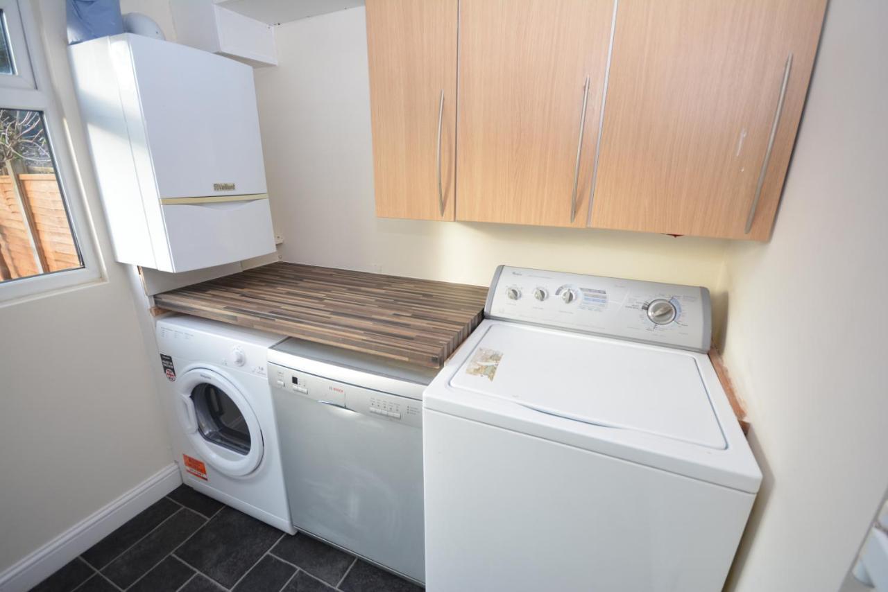 London Luxury 5 Bedroom House 2 Min Walk To The Tube Station ดาเกนแนม ภายนอก รูปภาพ