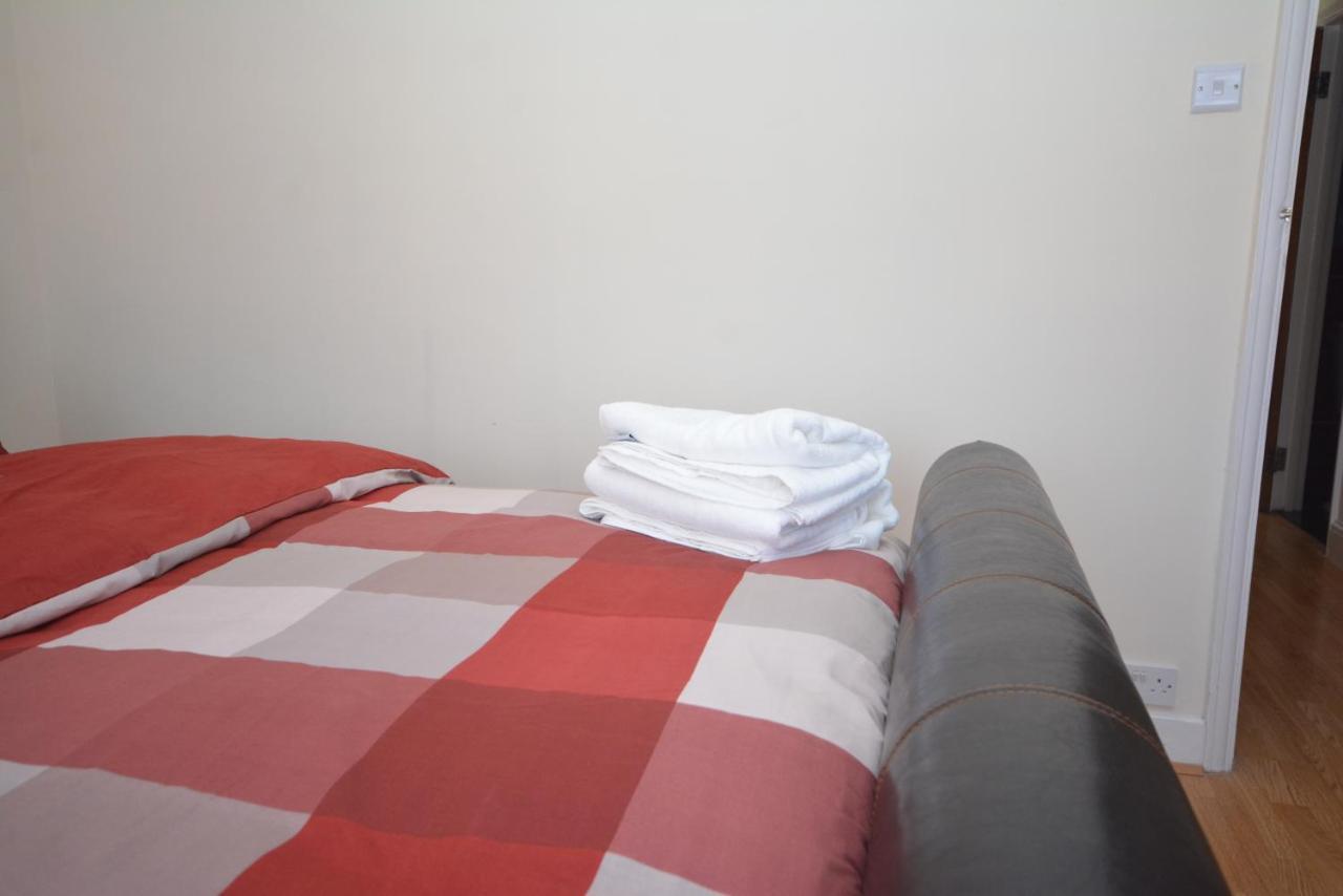 London Luxury 5 Bedroom House 2 Min Walk To The Tube Station ดาเกนแนม ภายนอก รูปภาพ