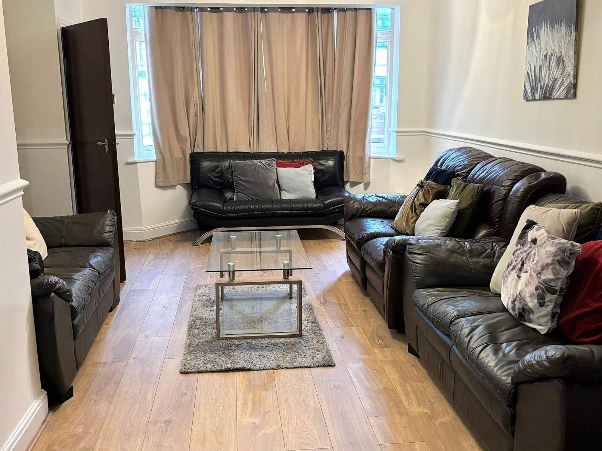 London Luxury 5 Bedroom House 2 Min Walk To The Tube Station ดาเกนแนม ภายนอก รูปภาพ