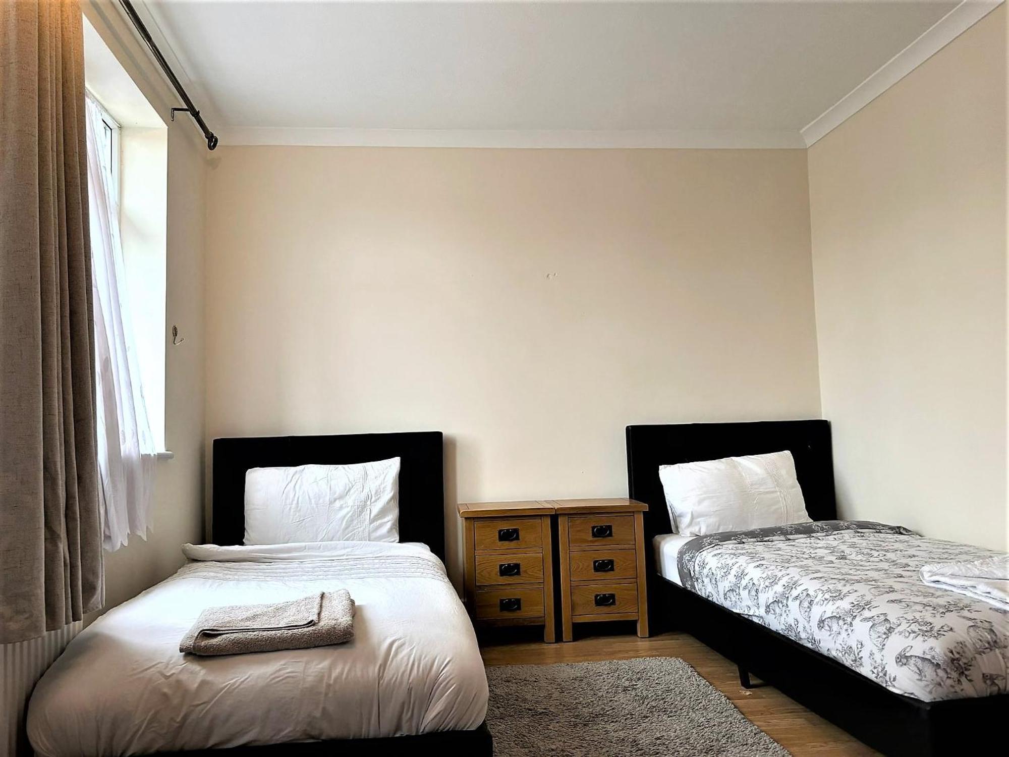 London Luxury 5 Bedroom House 2 Min Walk To The Tube Station ดาเกนแนม ภายนอก รูปภาพ